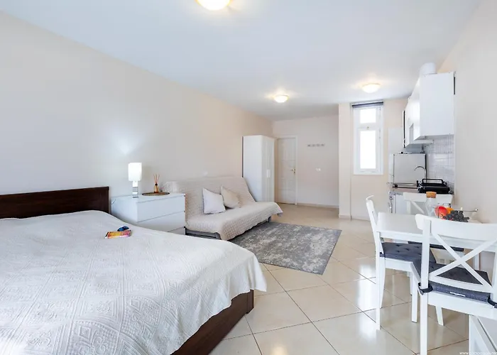 Paula アパート アデヘ